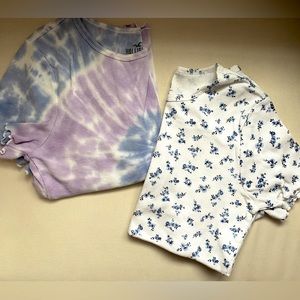 Hollister women’s short sleeve tops!! Both are included💞